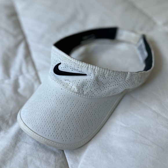 Nike Swoosh Dri-Fit Unisex Golf Performance Visor White Adjustable Size NWT - Picture 1 of 2